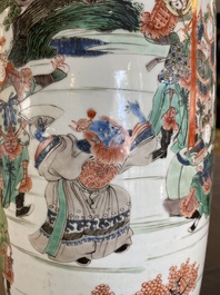 Vase de forme rouleau en porcelaine de Chine famille verte &agrave; d&eacute;cor du roman 'Les Trois Royaumes', Kangxi
