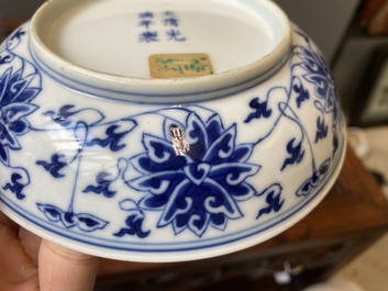 Drie Chinese blauw-witte borden met lotusslingers, Guangxu merk en periode