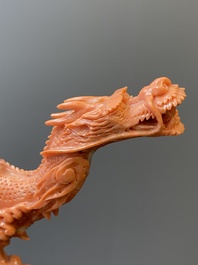 Groupe figurant une Bodhisattva debout et deux dragons en corail rouge, Chine, 19/20&egrave;me