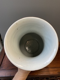 Vase de forme 'hu' en porcelaine de Chine qianjiang cai &agrave; d&eacute;cor d'antiquit&eacute;s, sign&eacute; Xu Pinheng 許品衡, marque de Tongzhi, 19/20&egrave;me