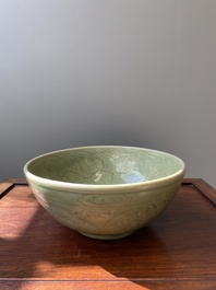 Grand bol en porcelaine de Chine c&eacute;ladon de Longquan &agrave; d&eacute;cor incis&eacute;, Ming