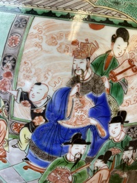 Paire de grands vases couverts en porcelaine de Chine famille verte, Kangxi