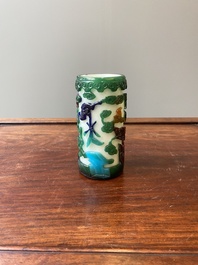 Een Chinese vierkleurige penselenbeker in Peking glas, Qianlong