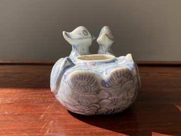 Compte-gouttes en forme de canards jumeaux en porcelaine de Chine en bleu et blanc, Ming