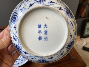 Drie Chinese blauw-witte borden met lotusslingers, Guangxu merk en periode