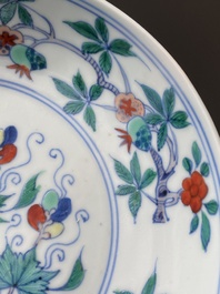 Een Chinees doucai 'sanduo' bord, Chenghua mark, Kangxi