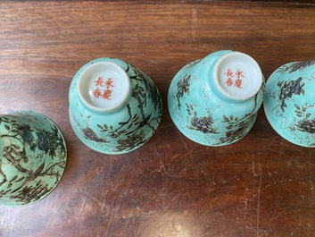 Twaalf Chinese Dayazhai wijnkoppen met grisaille decor op turquoise fondkleur, Yong Qing Chang Chun 永慶長春 merk, Guangxu
