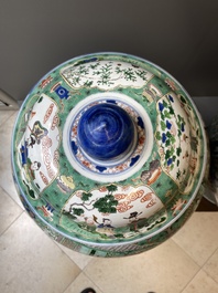 Paire de grands vases couverts en porcelaine de Chine famille verte, Kangxi