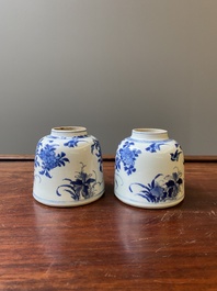 Paire de pots &agrave; eau en forme de cloche en porcelaine de Chine en bleu et blanc, Kangxi