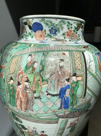 Paire de grands vases couverts en porcelaine de Chine famille verte, Kangxi
