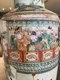 Vase de forme rouleau en porcelaine de Chine famille verte &agrave; d&eacute;cor du roman 'Les Trois Royaumes', Kangxi