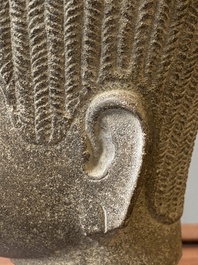 T&ecirc;te d'Uma en gr&egrave;s gris poli, art khmer, style Baphuon, &eacute;poque d'Angkor, le Cambodge, 11&egrave;me