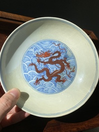 Een paar Chinese schotels met ijzerrood drakendecor op blauw-witte golven, Qianlong merk en periode