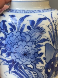 Paire de pots &agrave; eau en forme de cloche en porcelaine de Chine en bleu et blanc, Kangxi