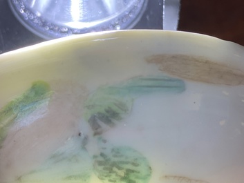 Een zeldzame Chinese famille rose theepot met erotisch decor van een Europese dame, Yongzheng