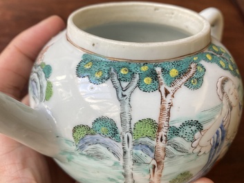 Een zeldzame Chinese famille rose theepot met erotisch decor van een Europese dame, Yongzheng