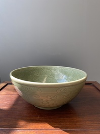 Grand bol en porcelaine de Chine c&eacute;ladon de Longquan &agrave; d&eacute;cor incis&eacute;, Ming