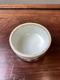 Een Chinese blauw-witte ko-sometsuke wierookbrander voor de Japanse markt met een pijproker op het deksel, Transitie periode