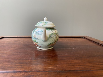 Een zeldzame Chinese famille rose theepot met erotisch decor van een Europese dame, Yongzheng