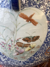 Grand vase de forme 'hu' en porcelaine de Chine doucai-rose &agrave; d&eacute;cor de papillons et d'oiseaux, marque et &eacute;poque de Qianlong