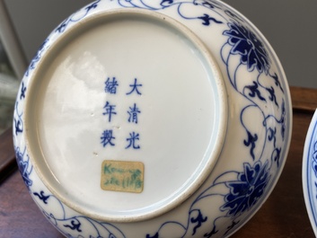 Drie Chinese blauw-witte borden met lotusslingers, Guangxu merk en periode