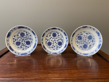 Drie Chinese blauw-witte borden met lotusslingers, Guangxu merk en periode