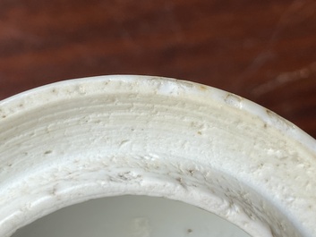 Een zeldzame Chinese famille rose theepot met erotisch decor van een Europese dame, Yongzheng