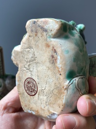 Paire de vases en biscuit &eacute;maill&eacute; verte reposant sur des lions bouddhistes, Chine, Kangxi