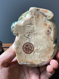 Paire de vases en biscuit &eacute;maill&eacute; verte reposant sur des lions bouddhistes, Chine, Kangxi