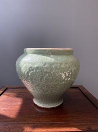 Vase en porcelaine de Chine c&eacute;ladon de Longquan &agrave; d&eacute;cor floral, Ming
