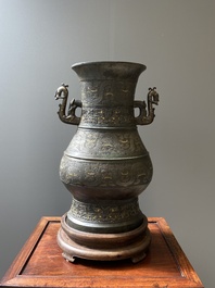 Imposant vase archa&iuml;que en bronze incrust&eacute; d'or et d'argent sur socle en bois inscrit Tao Xiang 陶湘 et Luo Zhenyu 羅振玉, Chine, Song/Ming