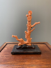 Groupe figurant une Bodhisattva debout et deux dragons en corail rouge, Chine, 19/20&egrave;me