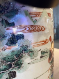 Vase de forme rouleau en porcelaine de Chine famille verte &agrave; d&eacute;cor du roman 'Les Trois Royaumes', Kangxi