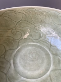 Grand bol en porcelaine de Chine c&eacute;ladon de Longquan &agrave; d&eacute;cor incis&eacute;, Ming