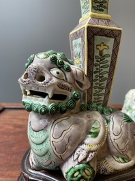 Paire de vases en biscuit &eacute;maill&eacute; verte reposant sur des lions bouddhistes, Chine, Kangxi