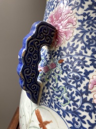 Grand vase de forme 'hu' en porcelaine de Chine doucai-rose &agrave; d&eacute;cor de papillons et d'oiseaux, marque et &eacute;poque de Qianlong