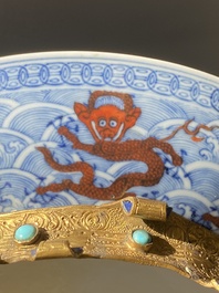 Een paar Chinese schotels met ijzerrood drakendecor op blauw-witte golven, Qianlong merk en periode