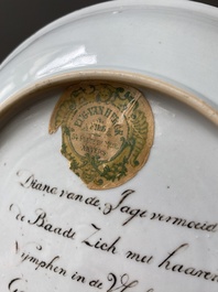 Assiette en porcelaine de Chine coquille d'oeuf &agrave; d&eacute;cor de 'Diane et Act&eacute;on' surd&eacute;cor&eacute;e aux Pays-Bas avec un texte au dos, Yongzheng