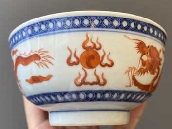 Een paar blauw-witte en ijzerrode 'draken' kommen, Xuantong merk en periode