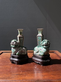 Paire de vases en biscuit &eacute;maill&eacute; verte reposant sur des lions bouddhistes, Chine, Kangxi