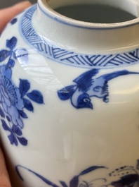 Paire de pots &agrave; eau en forme de cloche en porcelaine de Chine en bleu et blanc, Kangxi
