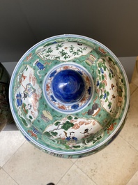 Paire de grands vases couverts en porcelaine de Chine famille verte, Kangxi