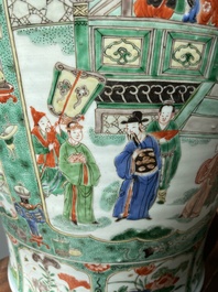 Paire de grands vases couverts en porcelaine de Chine famille verte, Kangxi