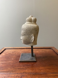 T&ecirc;te d'Uma en gr&egrave;s gris poli, art khmer, style Baphuon, &eacute;poque d'Angkor, le Cambodge, 11&egrave;me