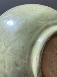Grand bol en porcelaine de Chine c&eacute;ladon de Longquan &agrave; d&eacute;cor incis&eacute;, Ming