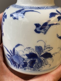 Paire de pots &agrave; eau en forme de cloche en porcelaine de Chine en bleu et blanc, Kangxi