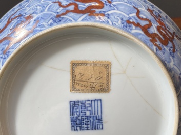Een paar Chinese schotels met ijzerrood drakendecor op blauw-witte golven, Qianlong merk en periode