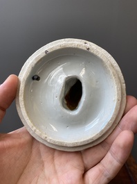 Een Chinese blauw-witte ko-sometsuke wierookbrander voor de Japanse markt met een pijproker op het deksel, Transitie periode