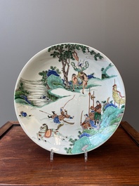 Plat en porcelaine de Chine famille verte &agrave; d&eacute;cor d'un cavalier tombant de son cheval, marque de Chenghua, Kangxi