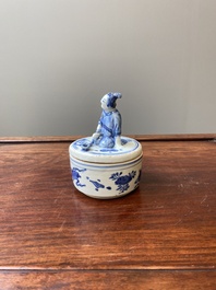 Een Chinese blauw-witte ko-sometsuke wierookbrander voor de Japanse markt met een pijproker op het deksel, Transitie periode